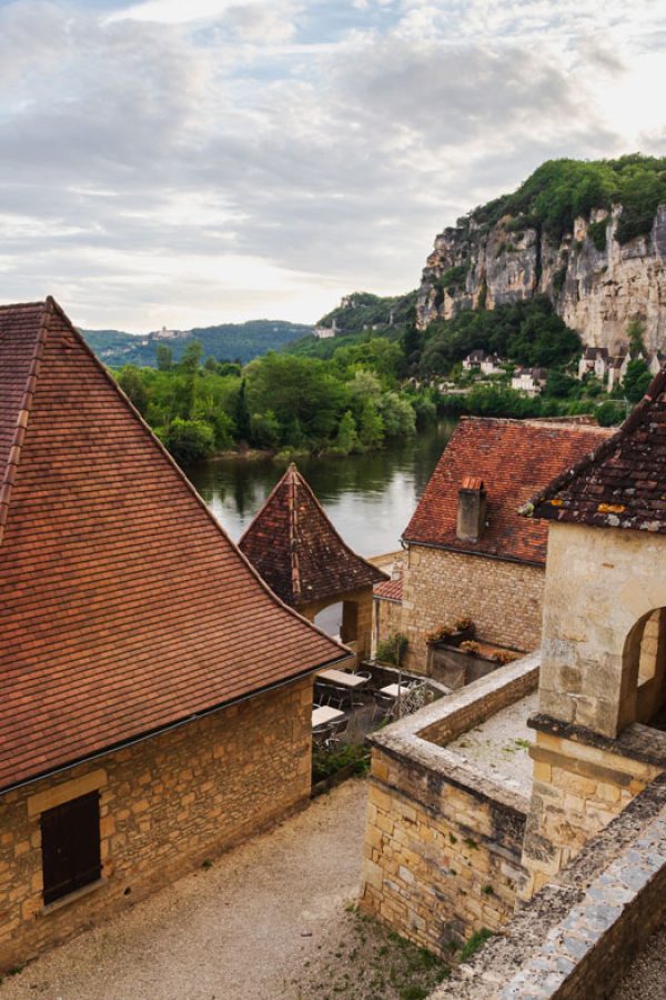 la-roque-gageac-french-village-looking-over-dordogne-river-nouvelle-aquitaine-france